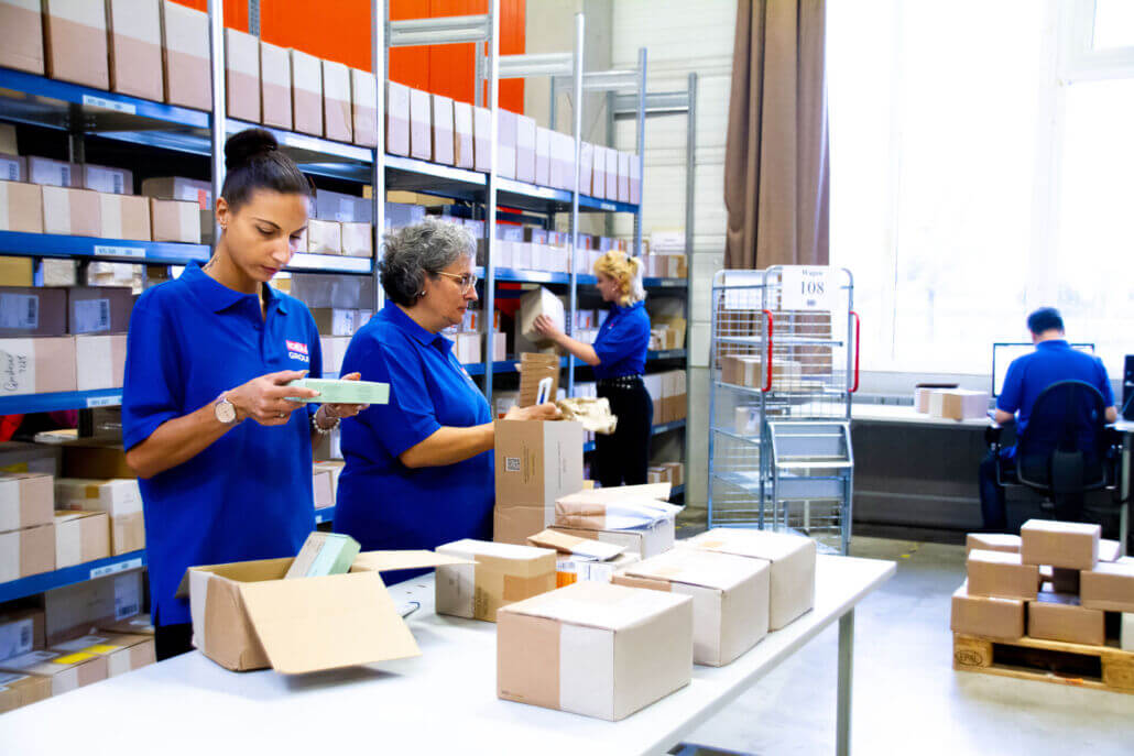 _MG_4611 POS-Displaybau Wir beschaffen, montieren und bestücken POS-Displays, Dispenser sowie Promoboxen exakt nach Ihren Anforderungen und liefern just-in-time zum gewünschten Aufstellungsort.